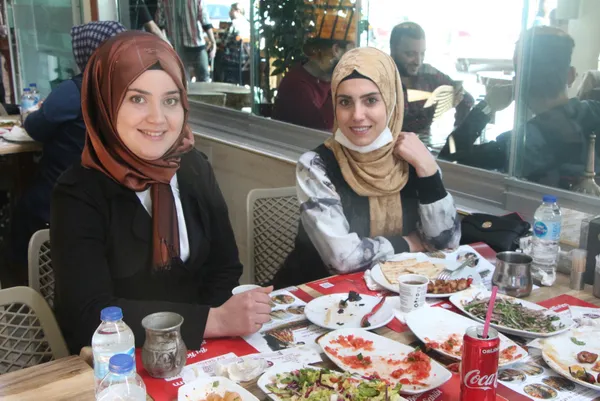 yeni-normalde-ilk-gun-avmlerdeki-yemek-katlari-doldu-tasti-1614687952752.jpg Yeni normalde ilk gün! AVM'lerde yemek katları, Adana'da kebapçılar doldu taştı-6