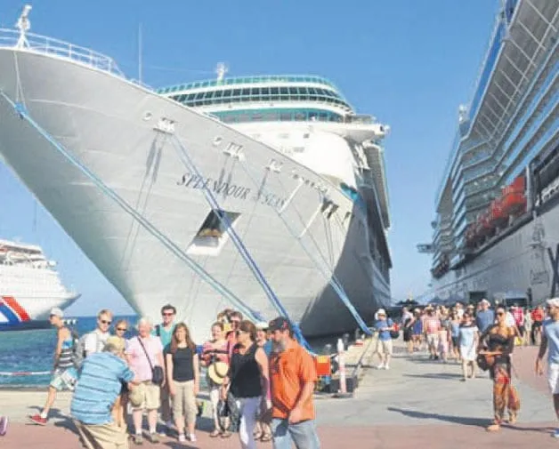 Kuşadası’na ilk kruvaziyer geldi