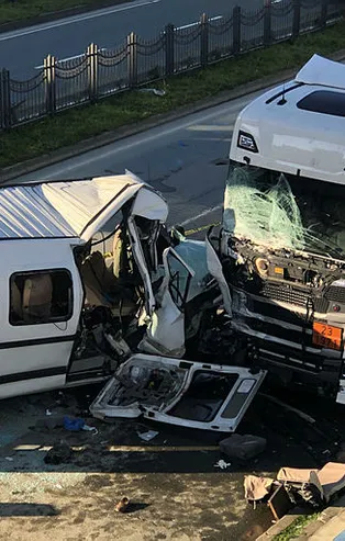 Rize'de öğrenci servisi tırla çarpıştı! Ölü ve yaralılar var