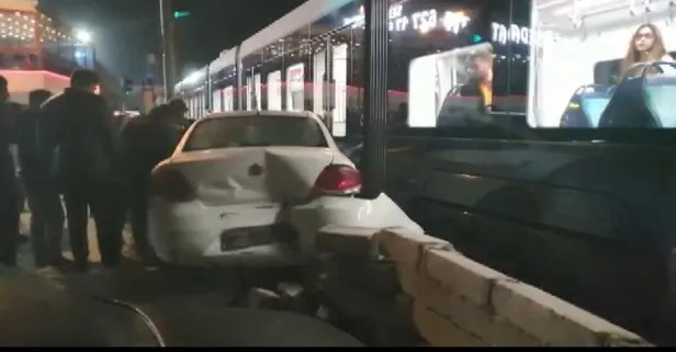 İstanbul Eyüpsultan’da tramvay otomobile çarptı