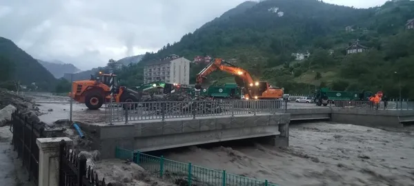 hava-durumu-meteoroloji-16-ilde-alarm-verdi-kastamonuda-sel-tehlikesi-inebolu-ilcesi-bosaltiliyor-1685953105995.jpg Karadeniz'i sel vurdu! Kastamonu'da 38 köy yolu ulaşıma kapandı: 2 kişi hayatını kaybetti, 1 kayıp-5