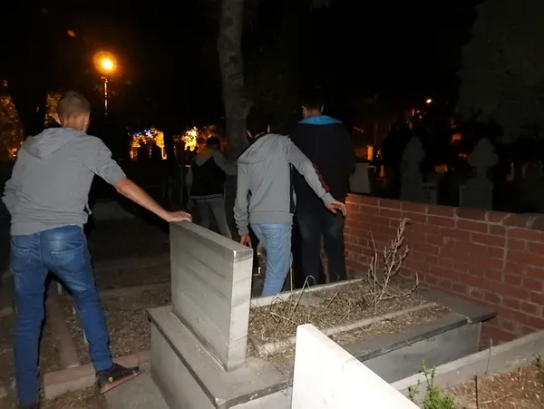 Mezarlıkta ağlayan 'gizemli kız'la ilgili Valilikten son dakika açıklaması! Gizemli ağlayan kız bulundu mu?-5
