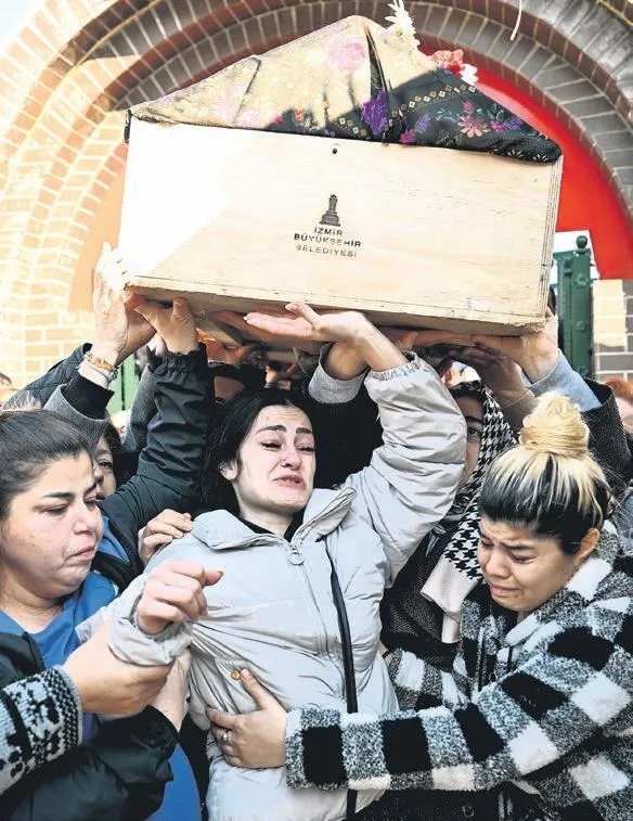 abdde-olen-unlu-yapimci-ahmet-ertegunle-ilgili-taciz-iddiasi-beni-helikopterde-1673310501476.jpeg ABD’de ölen ünlü yapımcı Ahmet Ertegün’le ilgili taciz iddiası! "Beni helikopterde..."-7