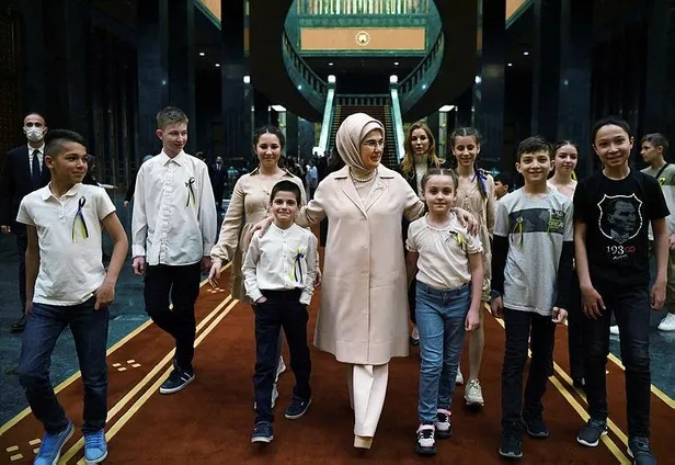 Devlet Ana Emine Erdoğan savaş mağduru Ukraynalı çocuklarla iftarda bir araya geldi! "Nobel Barış Ödülü'ne layık olduğu gün gibi aşikâr"-5