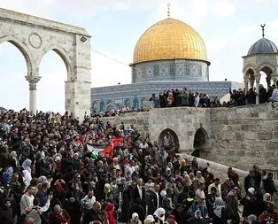 Mescid-i Aksa’da Türk bayrakları