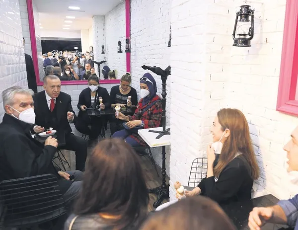 Başkan Erdoğan, yoğun programının ardından vatandaşlarla birlikte dondurma yedi-1