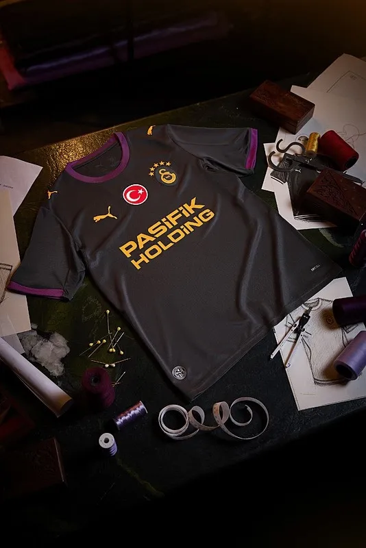 galatasaray-yeni-sezon-formalarini-tanitti-fiyati-cok-konusuldu-1783162559706.jpeg Galatasaray yeni sezon formalarını tanıttı! Fiyatı çok konuşuldu-4