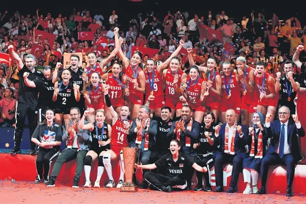 1693785312125.jpeg Göz bebeğimiz Filenin Sultanları bir kez daha Türkiye'nin gururu oldu! Sırbistan'a karşı 3-2'lik tarihi zafer-6