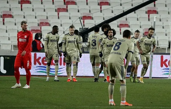 sivasta-kazanan-yok-fenerbahce-zirve-yarisinda-yara-aldi-sivasspor-1-1-fenerbahce-mac-sonu-ozet-1611252447622.jpeg