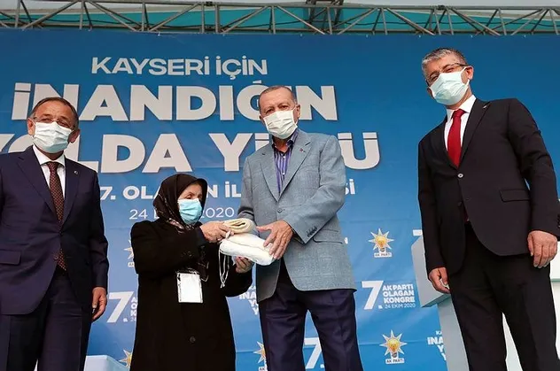Başkan Erdoğan ile Safiye teyzenin gülümseten konuşması: "Senin damadının adı Bayraktar mıydı?"
