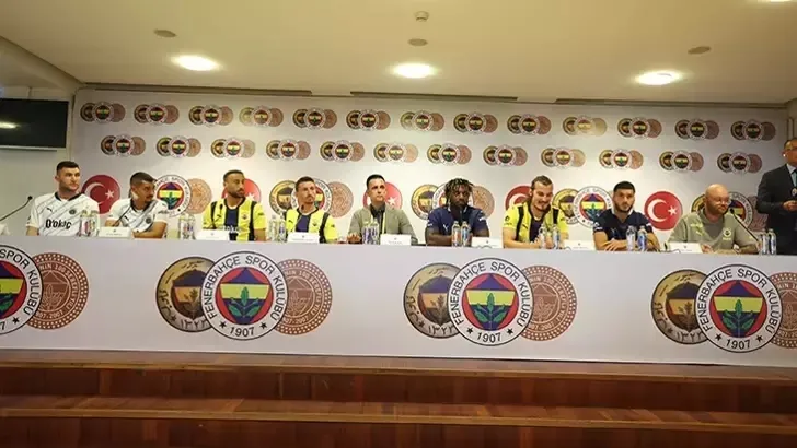 fenerbahceden-yeni-transferlere-imza-toreni-1721321815049.jpeg Fenerbahçe'den yeni transferlere imza töreni-2
