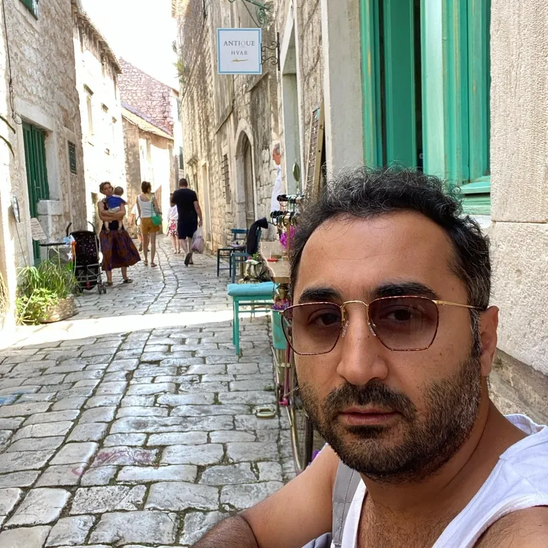 Güldür Güldür’ün Onur Buldu’nun sessiz sedasız evlendiği öğretmen eşine bakın! Kızının annesi hayran bıraktı: “Çok güzel bir aile”-2