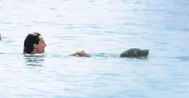 Erdem Hamza'yla tatiline devam eden Birce Akalay sevimli dostu Chipsy ile çocuklar gibi eğlendi!