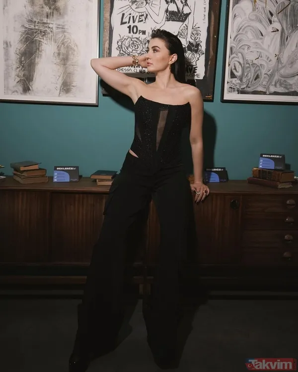 33’lük Burcu Özberk bornozlu pozlarıyla sosyal medyanın gündeminde! Sere serpe uzanıp dikkat çekti! Murat Boz’un biricik partneri... - 14