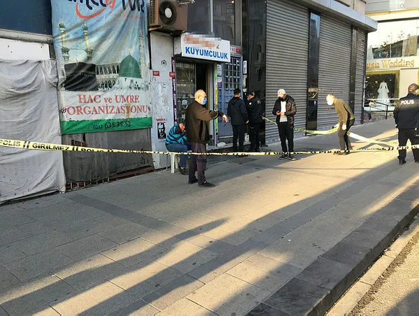 1607505894025.jpg İstanbul'un göbeğinde gündüz vakti kuyumcu soygunu! Çuvallarla kaçtılar-2