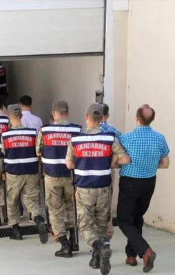 Darbeciler birbirine düştü