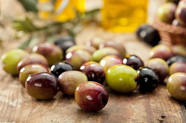 Rüyada zeytin görmek ne anlama gelir? Rüyada siyah zeytin görmek neye işarettir? Rüyada dalında yeşil zeytin görmek...