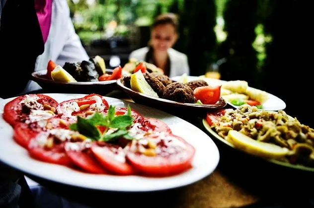 Restoran ve kafelerin sosyal mesafe kurallarına uyularak açılmasına yeşil ışık