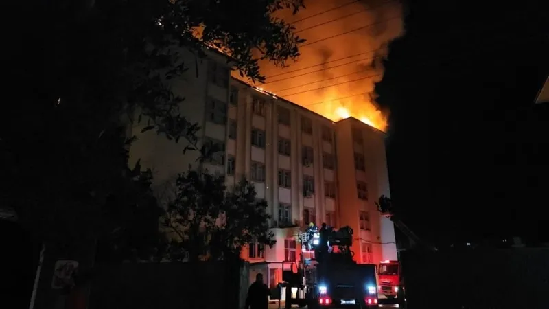 nazilli-fen-lisesi-yurdunda-yangin-46-ogrenci-tahliye-edildi-1776544442177.jpeg Nazilli Fen Lisesi Yurdunda yangın: 46 öğrenci tahliye edildi-3