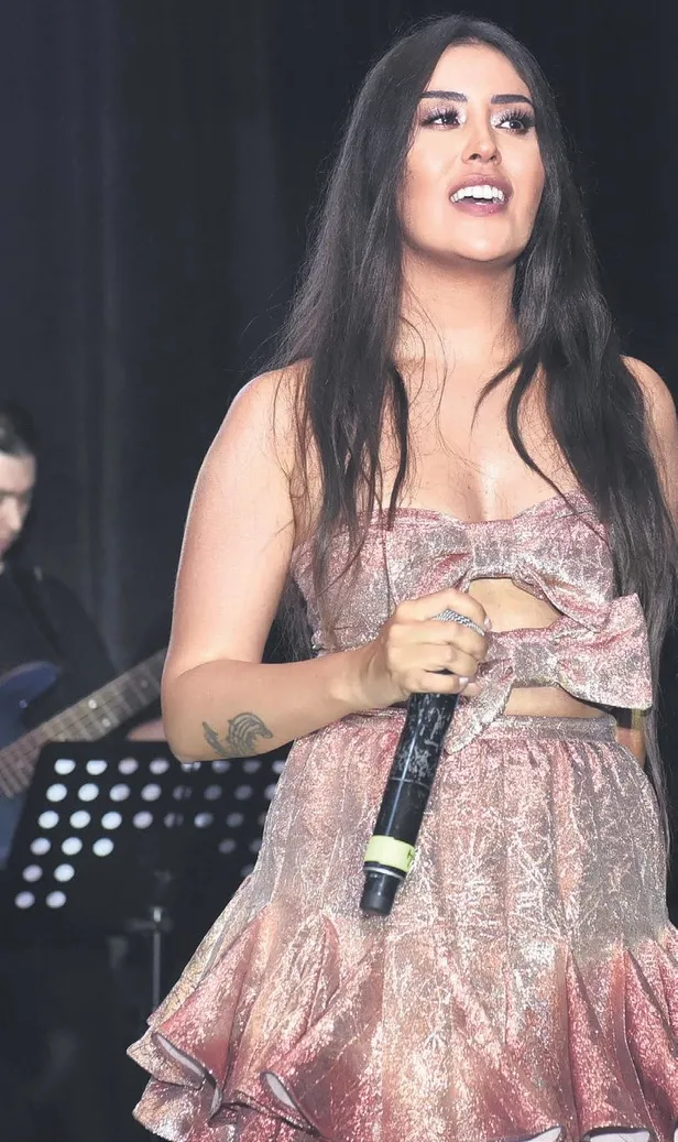 mikanosta-20-bin-euroya-ev-tutmuslardi-serenay-sarikaya-ile-umut-evirgen-tatilcilere-fena-yakalandi-1657480404742.jpeg Mikanos'ta 20 bin Euro'ya ev tutmuşlardı! Serenay Sarıkaya ile Umut Evirgen tatilcilere fena yakalandı-13