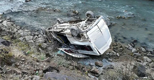 Giresun'da feci kaza! Minibüs dereye devrildi