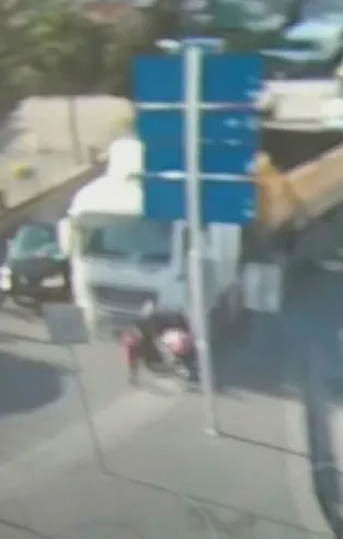 İstanbul Güngören'de hafriyat kamyonu dehşeti! Anneyi altına aldı çocuklar yola savruldu! Saniye saniye kaydedildi