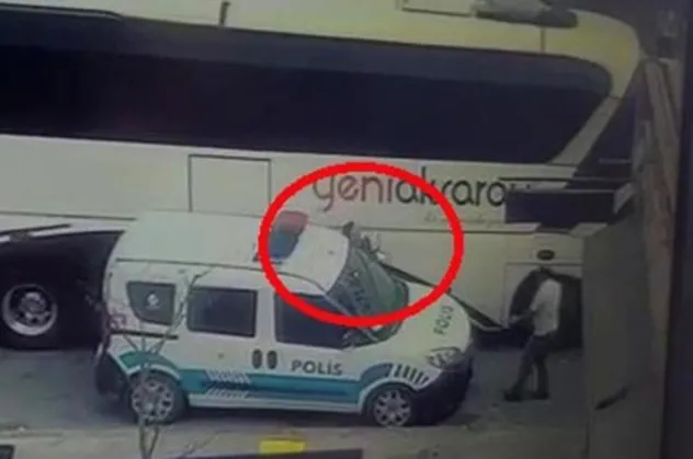 Kocaeli’nin Gebze ilçesinde feci kaza: Polis memuru otobüs ile ekip otosu arasında sıkıştı
