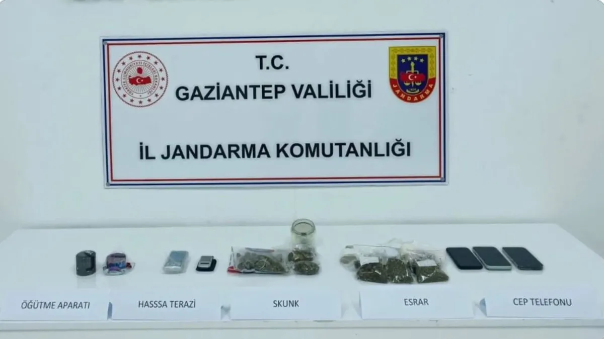 16-ilde-22-organize-suc-orgutune-dev-operasyon-228-gozalti-1783249453175.jpeg 16 ilde 22 organize suç örgütüne dev operasyon! 10 milyar para trafiği: 228 gözaltı-4