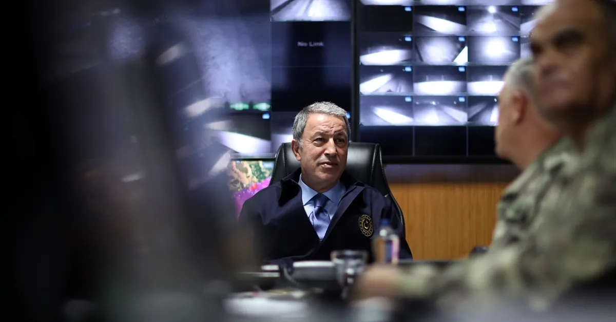 Hulusi Akar ve Komutanlar sınırın sıfır noktasında