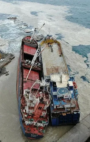 Kartal’da halatının kopması sonucu sürüklenen gemi kıyıdaki gemiye çarparak durabildi