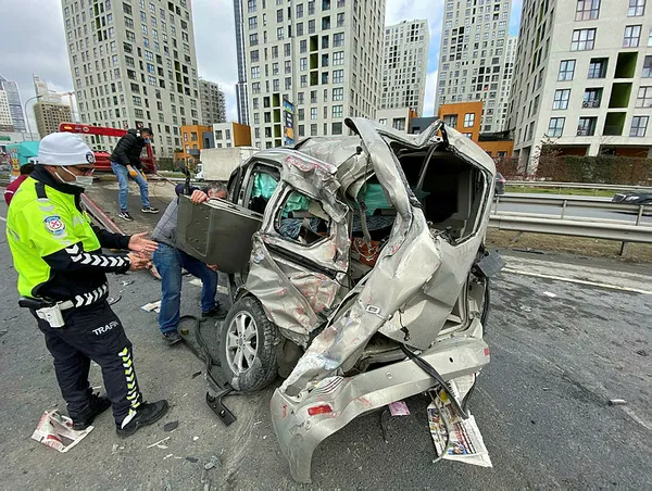 son-dakika-esenyurt-tem-baglanti-yolunda-feci-kaza-trafik-kilitlendi-1614774366515.jpg SON DAKİKA! Esenyurt TEM bağlantı yolunda feci kaza! Trafik kilitlendi-3