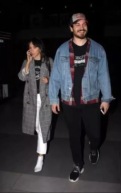 7 yıllık aşkları bitmişti! Duygu Sarışın'dan ayrılan Çağatay Ulusoy, İlkin Tüfekçi ile sarmaş dolaş yakalandı-2