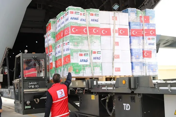 Başkan Erdoğan talimatı verdi Türkiye Gazze'ye insani yardım gönderdi! İki uçak Mısır'a indi-3