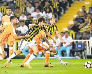 Hollandalı ilk maçta değiştirdi yeni sistem 4-3-3
