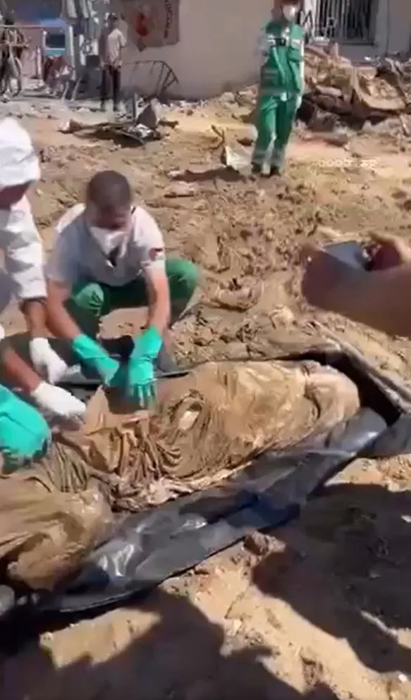 Gazze'de siyonist soykırım: Şifa Hastanesinde bulunan üçüncü toplu mezardan 49 ceset çıkarıldı-4