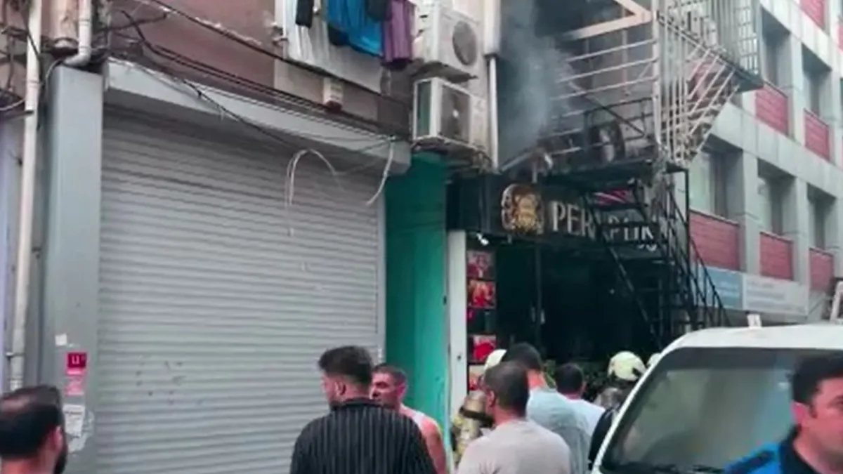Bakırköy'de yangın paniği! Dumanlar yükseldi otel tahliye edildi