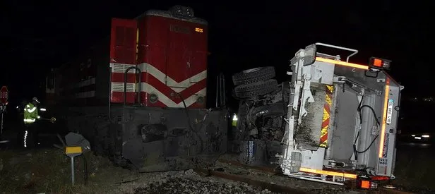 Tren çöp kamyonuna çarptı: 3 yaralı
