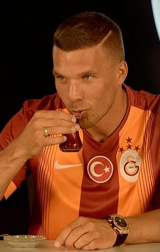 Lukas Podolski ve Emmanuel Eboue'den Fenerbahçeliler'i kızdıran paylaşım