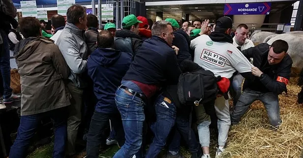 Fransa'da çiftçi isyanı büyüyor! Emmanuel Macron'un katıldığı fuarda ortalık karıştı