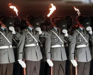 Alman ordusu Nazi kaynıyor