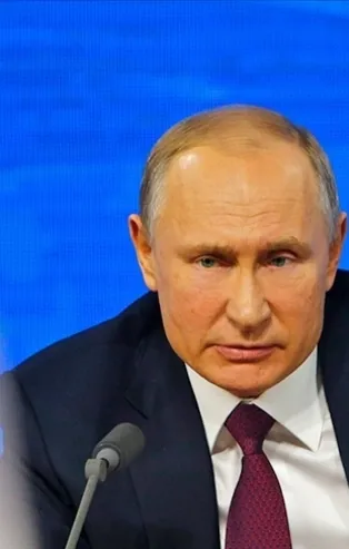 Ukrayna’ya askeri harekat başlattığı için eleştirinin hedefinde olan Putin’den ABD ve NATO’ya sert sözler! Rus tanklarında Sovyet bayrağı