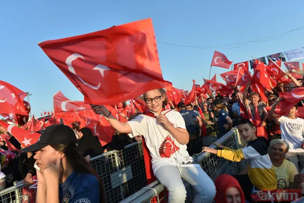 İstanbul'da vatandaşlar Atatürk Havalimanı'na akın etti! Alan doldu taştı - 34