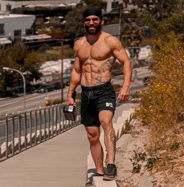 Survivor Turabi'den +18 paylaşım görenlerin nutku tutuldu! Aman n'apıyorsun Turabi! Bu kez iş çıplak kadınlarla paylaşımdan çıktı-3
