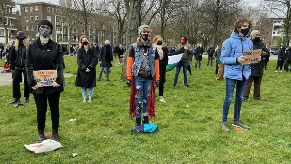 hollanda-polisinden-oldurulen-turk-kizi-hakkinda-bir-turk-daha-azaldi-irkci-sozleri-protesto-edildi-1616948456101.jpg Hollanda polisinin öldürülen Türk kızı hakkında "bir Türk daha azaldı" ırkçı sözleri protesto edildi-10