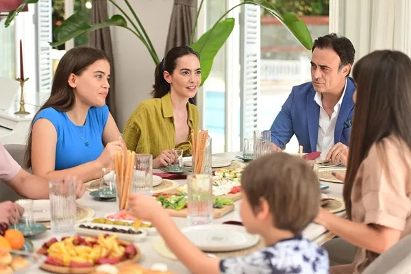 uvey-anne-6-bolumuyle-nefes-kesti-serapin-planlari-bir-bir-isliyor-1690884329918.jpg Üvey Anne 6. bölümüyle nefes kesti: Serap’ın planları bir bir işliyor!-2