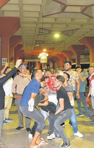 Kovid-19 kısıtlamaları kalktı: Plajda, piknikte, asker uğurlamada sosyal mesafeyi hiçe saydı