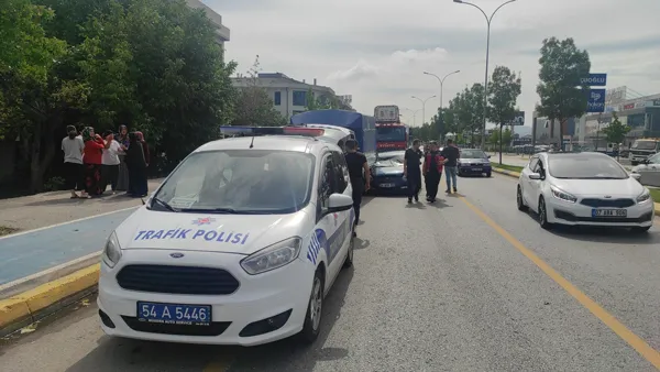 Kazada kopan parmağı bulmak için seferber oldular! Sakarya'da kontrolden çıkan otomobil park halindeki kamyonete çarptı: 1 yaralı-3