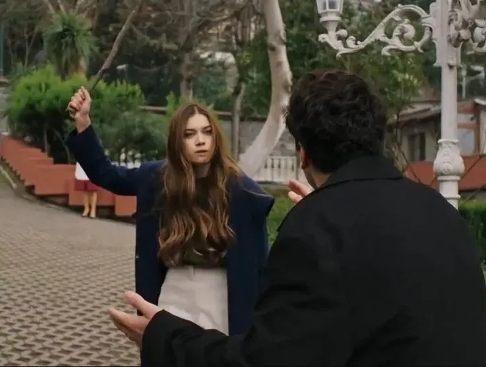 yali-capkini-final-iddiasi-fisilti-gibi-yayildi-isin-altindan-cika-cika-bu-cikti-kanal-biletini-cat-diye-kesiy-1702452203342.jpeg İşin altından çıka çıka bu çıktı! Yalı Çapkını final iddiası fısıltı gibi yayıldı! Kanal o tarihte biletini çat diye kesecek mi?-5