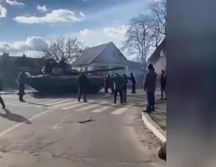 Rus tanklarını elleriyle durdurmaya çalıştılar