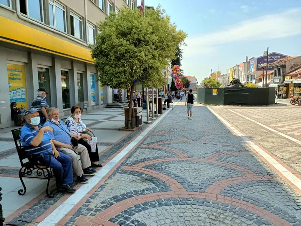 en-az-vaka-gorulen-illerden-olan-edirnede-banklar-yeniden-yerlerine-konuldu-1624450988160.jpg En az vaka görülen illerden olan Edirne'de banklar yeniden yerlerine konuldu-6